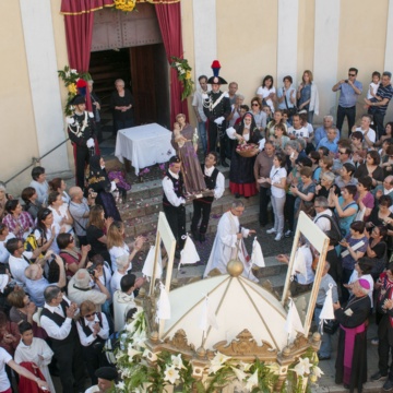 Festa di Sant'Antonio, uscita dalla chiesa (foto Digital Photonet Arbus)